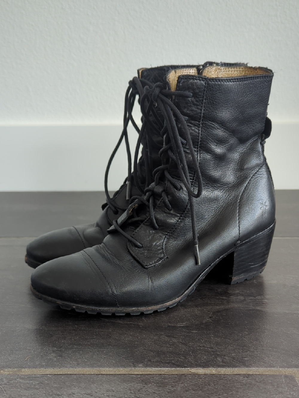 Frye Courtney Leather Lace Up Boots Size 8B
